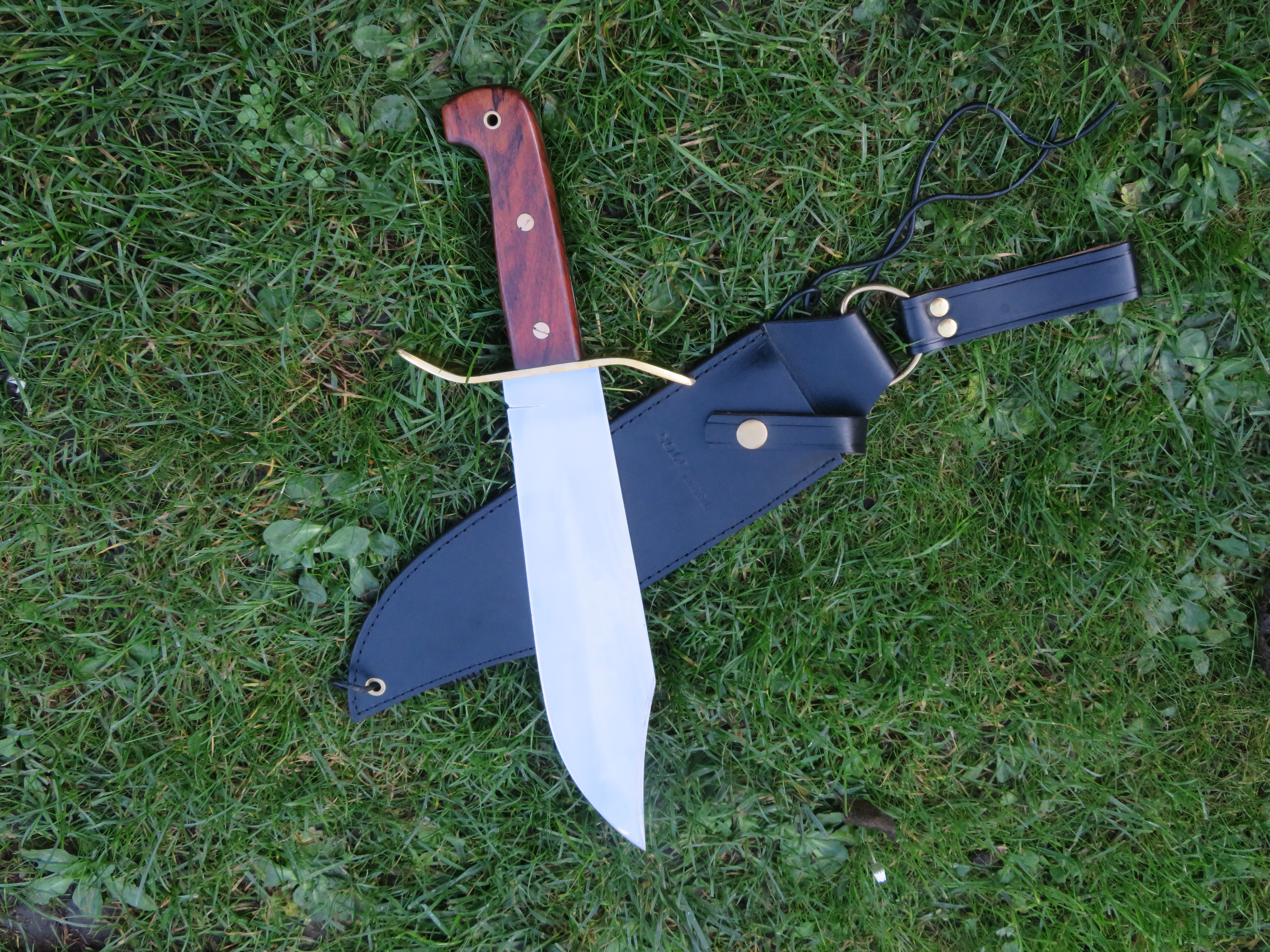Pevný nůž Wild West Bowie od firmy Cold Steel spolu s koženým pouzdrem.